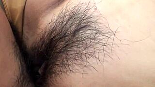 哟，看这亚洲少女18+金色内裤被巨屌猛插！