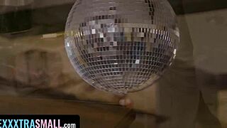 Danny用巨屌填满小18+女友的嫩穴