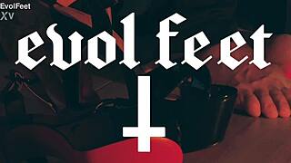 who wants lick my pussy and feet?