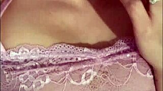 Mira que rica lenceria me regala un fan quieres ver que rico me masturbo