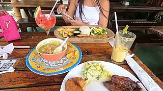 invito a la de tinder a comer y al final le cobro la comida con su coño