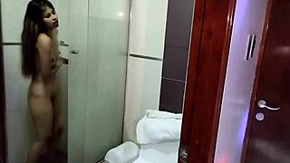 Espio a mi linda cuñada mientras se baña no me aguante y la folle ahí mismo de perrito encima de ella 😍