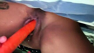 Oh My, Salada Safadinha Plays With Carrot In Her Pussy!