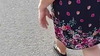 ¡Dios! Esta madura puta culona exhibicionista me da anal al aire libre en la calle 😈🍑