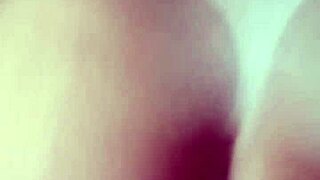 com plug no cuzinho ninfetinha loirinha seduz o melhor amigo do seu esposo e pede pra ele foder sua buceta e depois o cuzinho até encher ele de porra