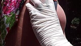 ele vem da rua e a primeira coisa que faz é chupar o pau do sex toy, tipo, que loucura né?