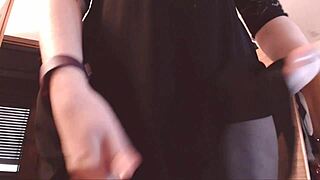 Your beautiful Italian neighbor has crazy squirting orgasms at her desk 😍💦