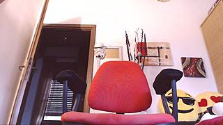 Your beautiful Italian neighbor has crazy squirting orgasms at her desk 😍💦