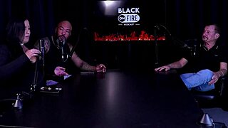 Levou uma surra de bunda da morena mas pediu arrego então pediu pro apresentador que a deixou de peitos de fora com carlos urach 😈