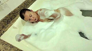 Fodendo Uma Senhora De 58 Anos Com Forca Dentro Da Hidromassagem Cheia De Espuma