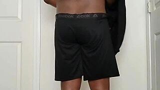 She casually undresses in the morning to spread her buttocks wide