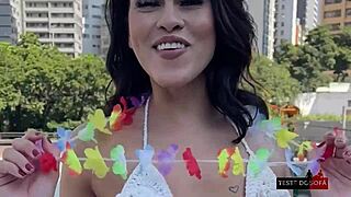 fazendo entrevista do teste do sofa no bloquinho de carnaval com muscular brazilian