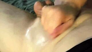 Driftwood and barefoot Kontessa deliver another amazing handjob with cumshot in slow motion