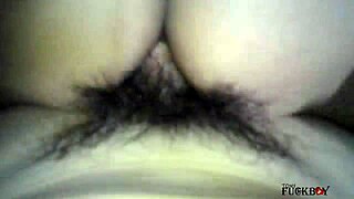 Por andar de curiosa termina cogida por el culo, no sabe para qué sirve el lubricante y se lo unta en el hoyo sin imaginar que terminaría dando unos sentones porno casero mexicano