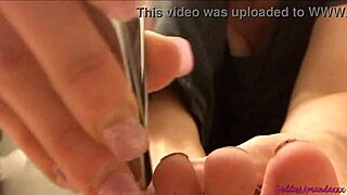 goddess amanda gives barefoot foot fetish instructions with toes and solo play