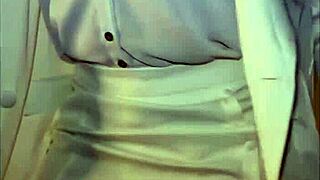 esta madura espera entrar a la política usando su trasero y tetas