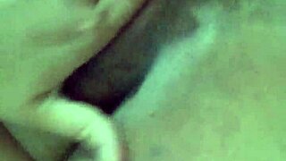 lambendo meus peitinhos e tocando minha bucetinha ate gozar venham ver junto comigo que delicia