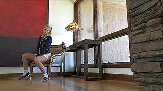 Watch Beauty Blonde Scarlet Red Masturbate Her Shaved Pussy Wildly!