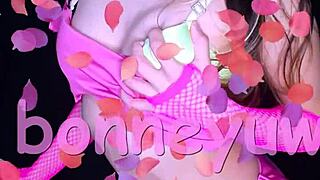 Bonneyuwu, check out these 10 cute pigtail pics and that sexy video in pink!