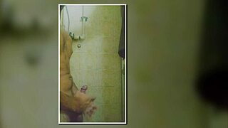 um pequeno compilado meu tomando banho e se masturbando até gozar muito