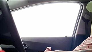 eu tiro meu pau pra fora vendo novinha na rua publica