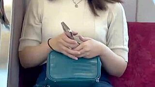 中国辣妹挤地铁闪内裤诱惑